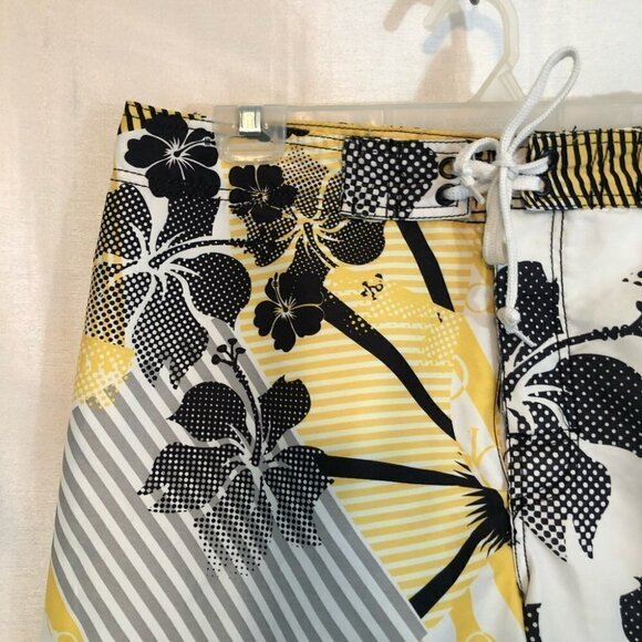 Vintage OP  Mens 38 Board Shorts in White/Black /Yellow Graphics - Picture 5 of 16